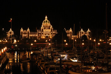 Fototapeta na wymiar The spectacular parliament building illuminated at night in Victoria