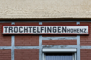 Bahnhofsschild (Stationstafel) in der Stadt Trochtelfingen Hohenzollern