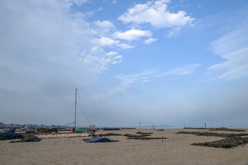 There are boats and beaches on the beach in the evening