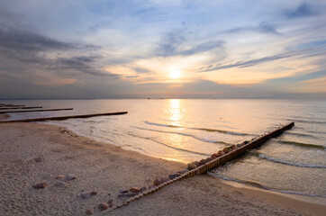 Obraz premium Sunset over the Baltic Sea on the beach in Zelenogradsk. Kaliningrad region, Russia