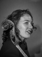 Mujer de mediana edad posando con violonchelo.