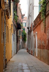 Obraz na płótnie Canvas narrow street of the city of Venice called calle where cars cannot pass without people