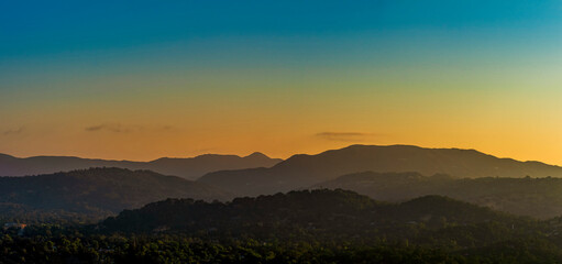 Obraz premium Panoramic sunset over Mountains at Sunset 