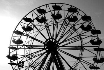 Ferris wheel of the amusement park with the seats that turn but without people