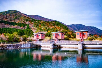 Naklejka premium 芦ノ湖の水門秋景