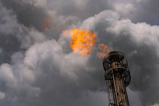 Feuer Schornstein CO2 Verschmutzung Abgase Emissionen Klima Erderw&auml;rmung Umwelt Wolken Qualm Dampf Rauch Hochofen sch&auml;dlich Verschmutzung Flammen Industrie Duisburg Deutschland Kamin Gasfackel