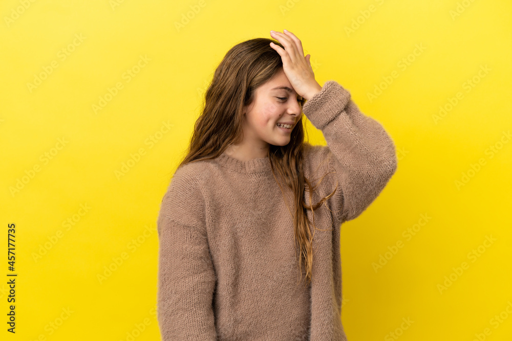 Wall mural Little caucasian girl isolated on yellow background has realized something and intending the solution