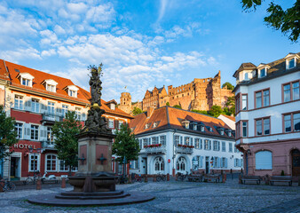 Blick von Heidelberger Altstadt auf historisches Schloss