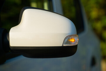 turn indicator on the side mirror