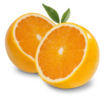 Laranjas cortadas ao meio com folhas da fruta em fundo branco para recorte.