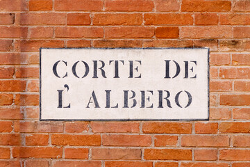 Fototapeta na wymiar street name corte del Albero -engl. royal court of trees - in Venice