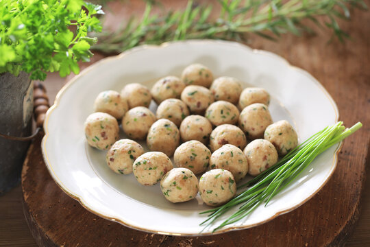 Bone martpw dumblingswith herbs