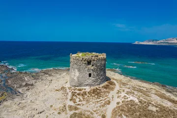 Photo sur Plexiglas Plage de La Pelosa, Sardaigne, Italie Vue aérienne de nuraghe dans une île de Stintino, plage de La Pelosa en mer Méditerranée. Le nuraghe ou aussi nurhag en anglais, est le principal type d& 39 édifice mégalithique ancien trouvé en Sardaigne.
