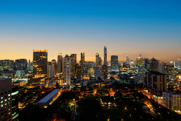 Fototapeta na wymiar City view of Bangkok city It is a modern capital.