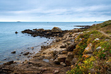 Paysage de la côte bretonne et de la baie de Quiberon en été par temps calme à Arzon, Morbihan, France