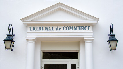 Façade d'un tribunal de commerce. Le tribunal de commerce est la juridiction française chargée...