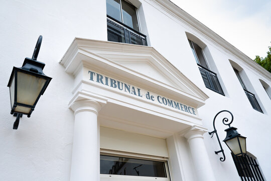 Façade d'un tribunal de commerce. Le tribunal de commerce est la juridiction française chargée des litiges entre commerçants et des procédures collectives. Vannes, France