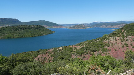 Fototapeta na wymiar lac du Salagou