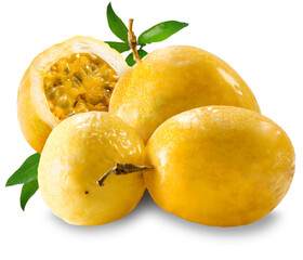 Fruta maracujá inteiras e metade cortada com folhas da fruta em fundo branco para recorte.