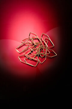 Clips de papel em fundo colorido e vinheta escura.