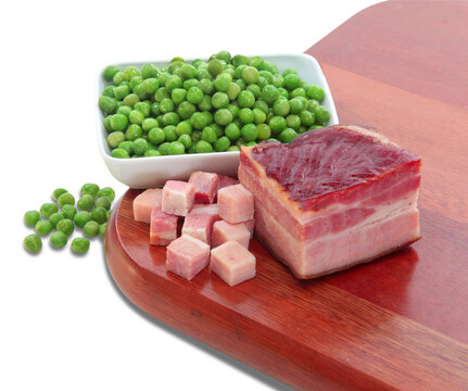 Bacon e ervilha em de t&aacute;bua de madeira no fundo branco para recorte.