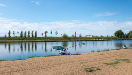 Pescador em praia fluvial de rio em Coruche - obrazy, fototapety, plakaty