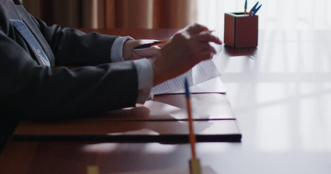 Mujer de negocios de la tercera edad revisando documentos en su oficina.