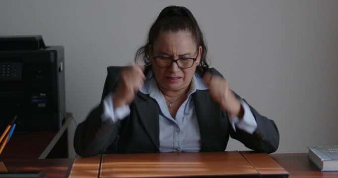 Mujer de negocios de la tercera edad revisando documentos en su oficina.