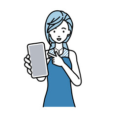 立ってスマートフォンを指差してこちらに向けて見せているドレスの女性