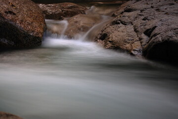 初秋の清らかな渓流の景色-スローシャッター