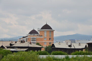 A building with bushes and old houses (zoomed)