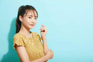 若い女性の青背景の爽やかなビューティーポートレート