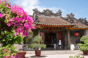 Phuc Kien Assembly Hall & bougainvillea flowers in Hoi An, Vietnam　ホイアンの福建会館とブーゲンビリア