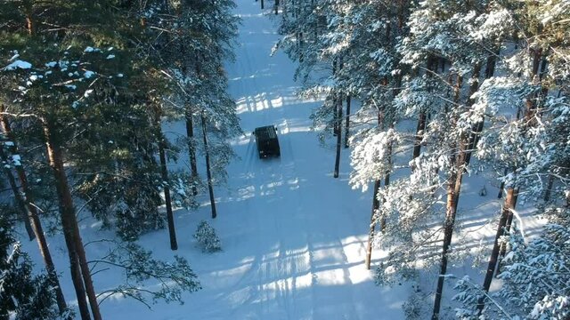 Wojskowy samoch&oacute;d jeżdżący po lesie w zimę