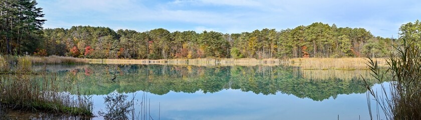 Obraz premium ちょうど見頃の紅葉に囲まれた弁天沼のパノラマ情景＠五色沼、福島