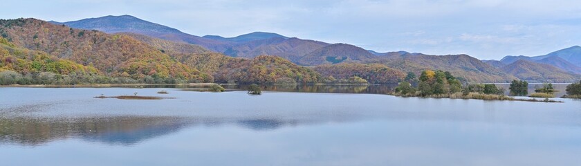 Obraz premium ちょうど見頃の紅葉の秋元湖のパノラマ情景＠福島