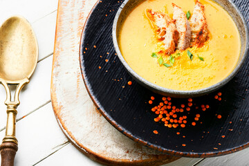 Lentil soup with bread