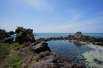 Fototapeta na wymiar a beautiful seaside landscape with clear bluish water