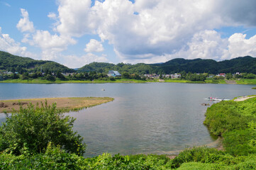 Fototapeta na wymiar 夏の錦秋湖と西和賀町の街並み