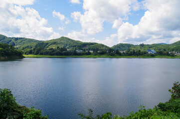 夏の錦秋湖と西和賀町の街並み