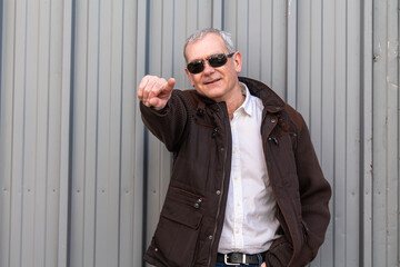 Obraz premium man in jacket pointing a direction