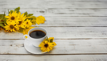 filiżanka kawy w jesienny poranek, kawa o poranku i żółte kwiaty słonecznika - obrazy, fototapety, plakaty