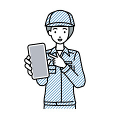 立ってスマートフォンを指差してこちらに向けて見せている作業員の女性