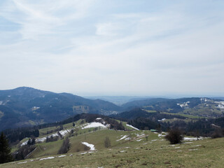 Fototapeta na wymiar Schwarzwald Landschaft im Winter. Zeller Bergland oben Zell im Wiesental. Am Südhang des Zeller Blauen zu Ausblicken ins Vordere Wiesental, Frohnd, Schönau