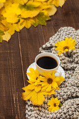filiżanka kawy o poranku, kawa o poranku oraz słonecznikowe kwiaty i jesienne żółte liście - obrazy, fototapety, plakaty