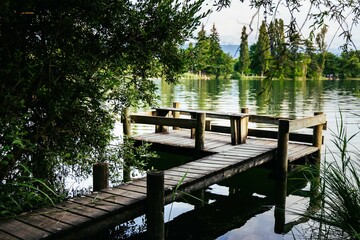 Ponton de bois sur le lac St André en Savoie