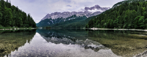 Naklejka premium Mystischer Eibsee im Zugspitzland