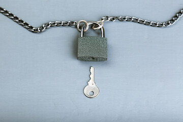 Fototapeta na wymiar padlock with chain on gray background with copy space