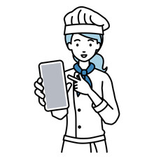 立ってスマートフォンを指差してこちらに向けて見せている調理師の女性