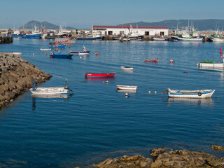 Puerto de Portosín en la Ría de Muros, Galicia - obrazy, fototapety, plakaty
